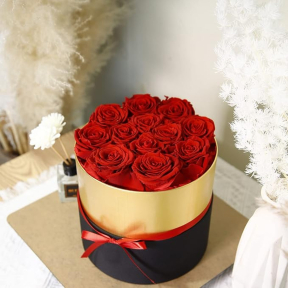 Аранжирана кутия 7 декоративни червени рози в стилна опаковка 