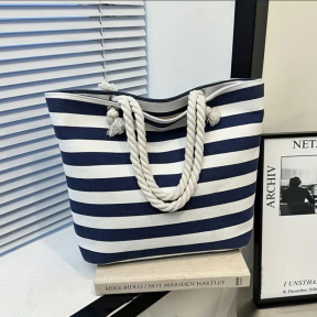 Плажна чанта с въжени дръжки в морско синьо-бяло райе Плажна чанта с въжени дръжки в морско синьо-бяло райе